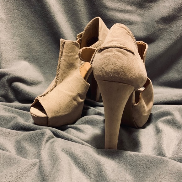 Nude Pumps - Picture 2 of 4
